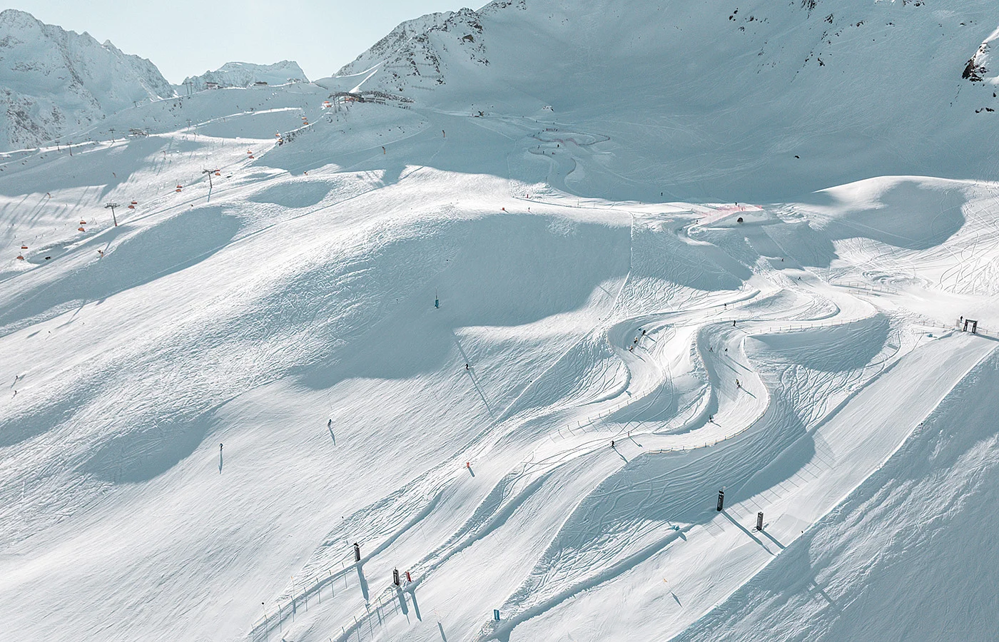 Skifahren und Snowboarden